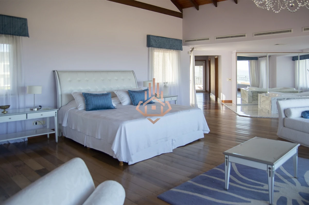 Espectacular Mansion frente al mar, Playa Mansa.