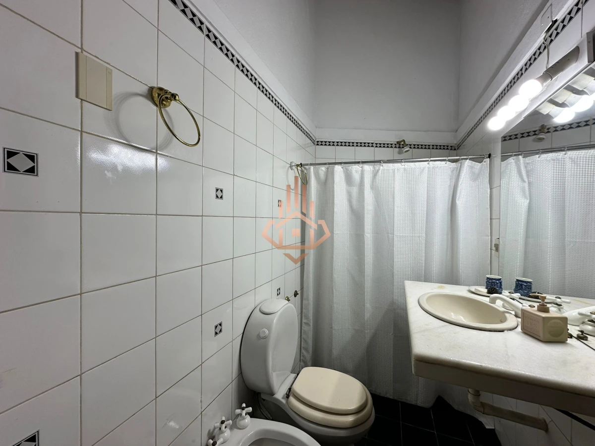 Vende casa de 4 dormitorios con piscina y gran parque en Golf, Punta del Este