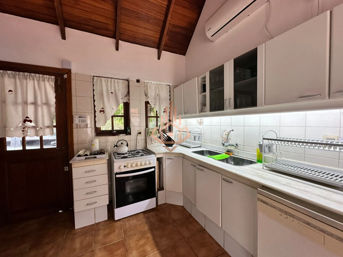 Vende casa de 4 dormitorios con piscina y gran parque en Golf, Punta del Este