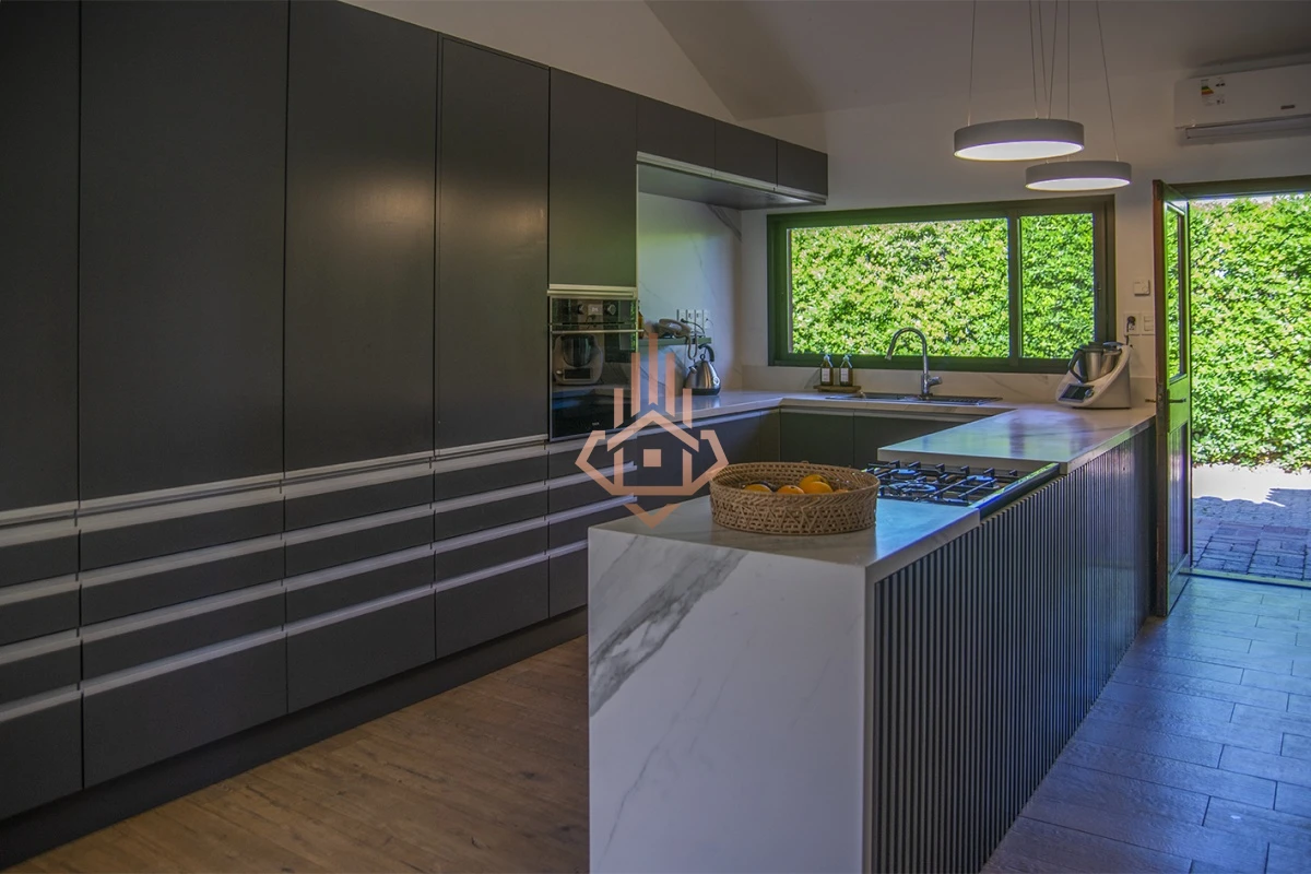 Magnífica Mansión Frente al Mar: Lujo y Vistas Inigualables.