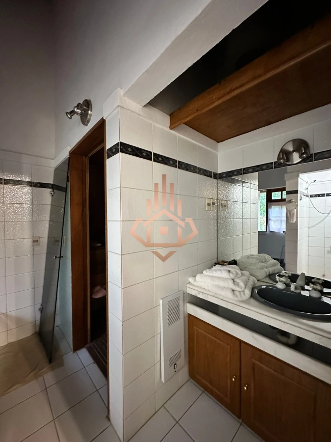 Vende casa de 4 dormitorios con piscina y gran parque en Golf, Punta del Este