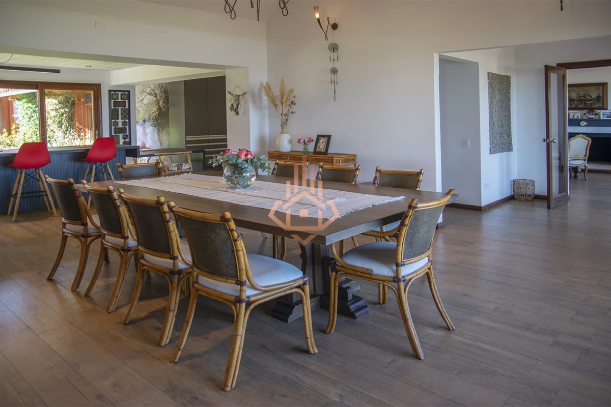 Magnífica Mansión Frente al Mar: Lujo y Vistas Inigualables.