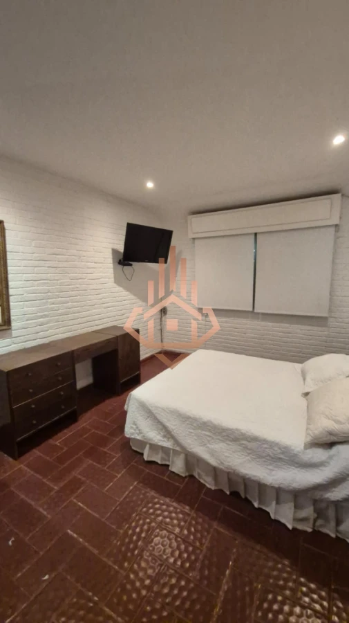 En venta casa de 5 dormitorios a metros del mar con parrillero y piscina en Punta del Este