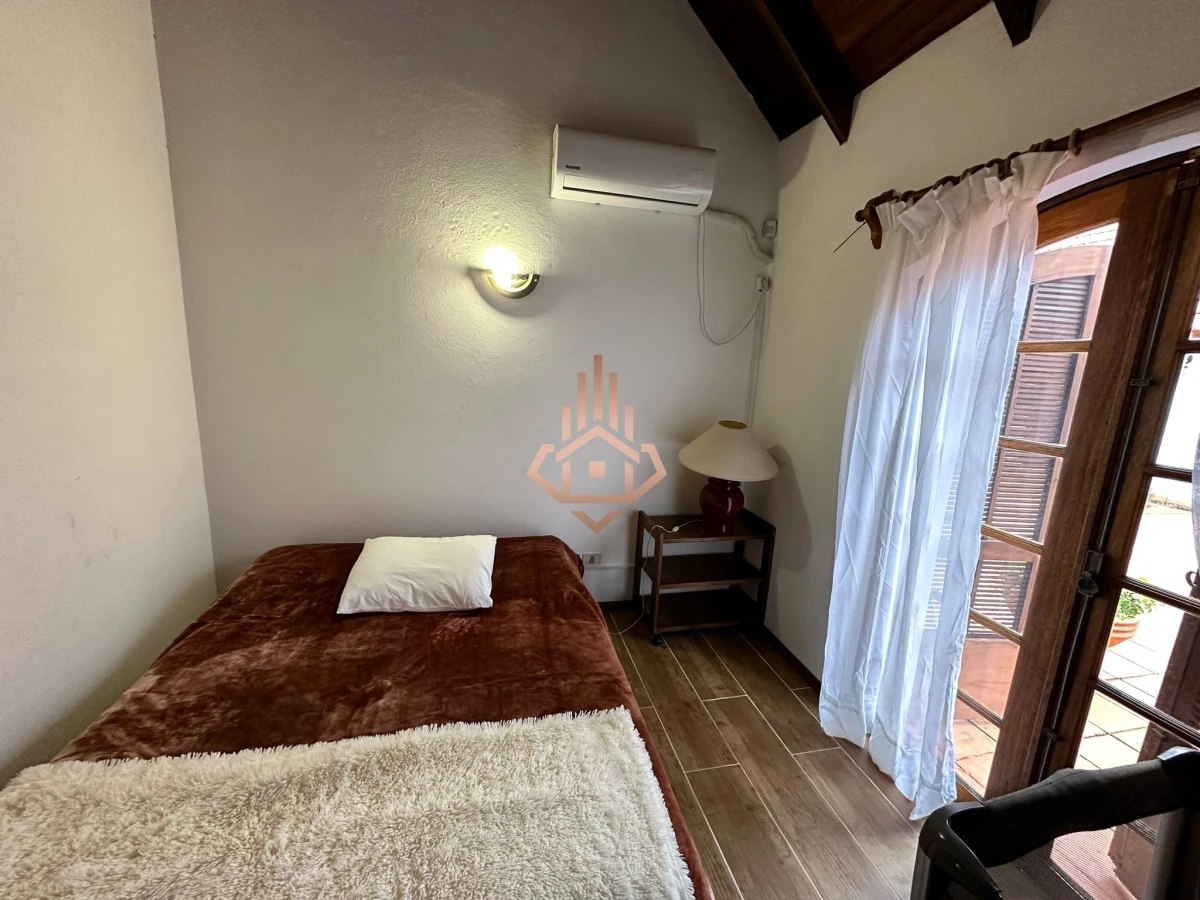 Vende casa de 4 dormitorios con piscina y gran parque en Golf, Punta del Este