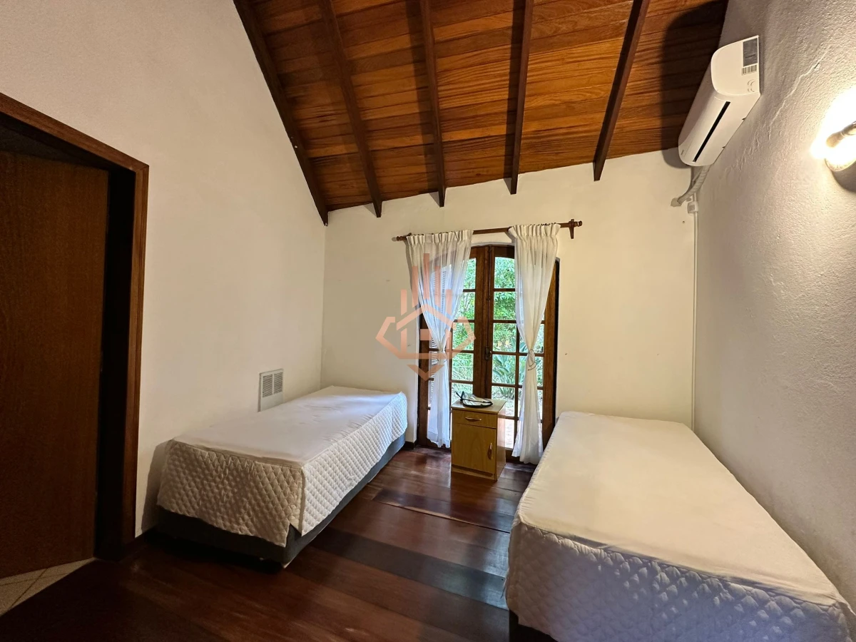 Vende casa de 4 dormitorios con piscina y gran parque en Golf, Punta del Este