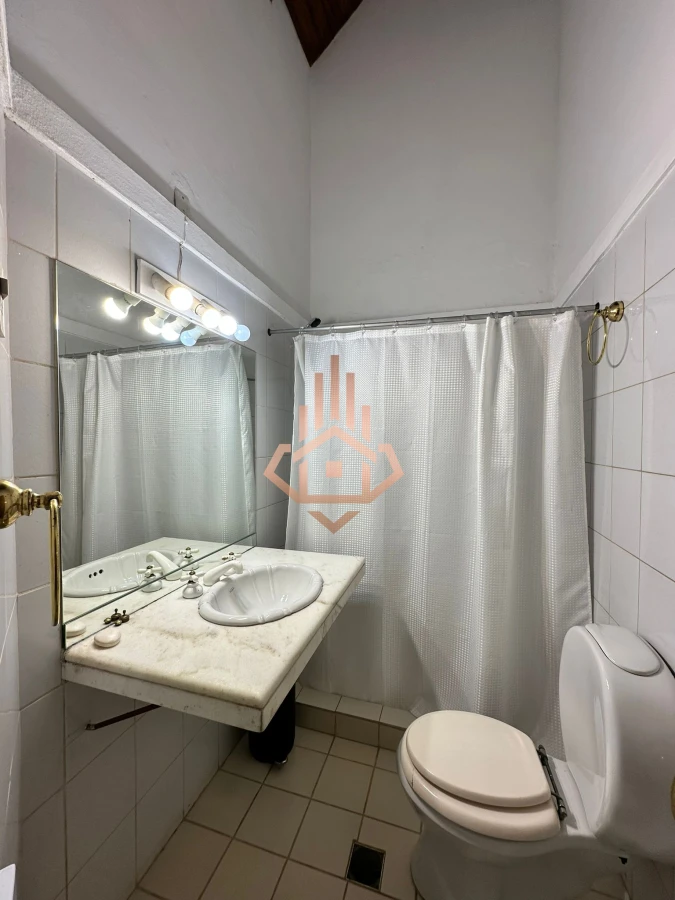 Vende casa de 4 dormitorios con piscina y gran parque en Golf, Punta del Este