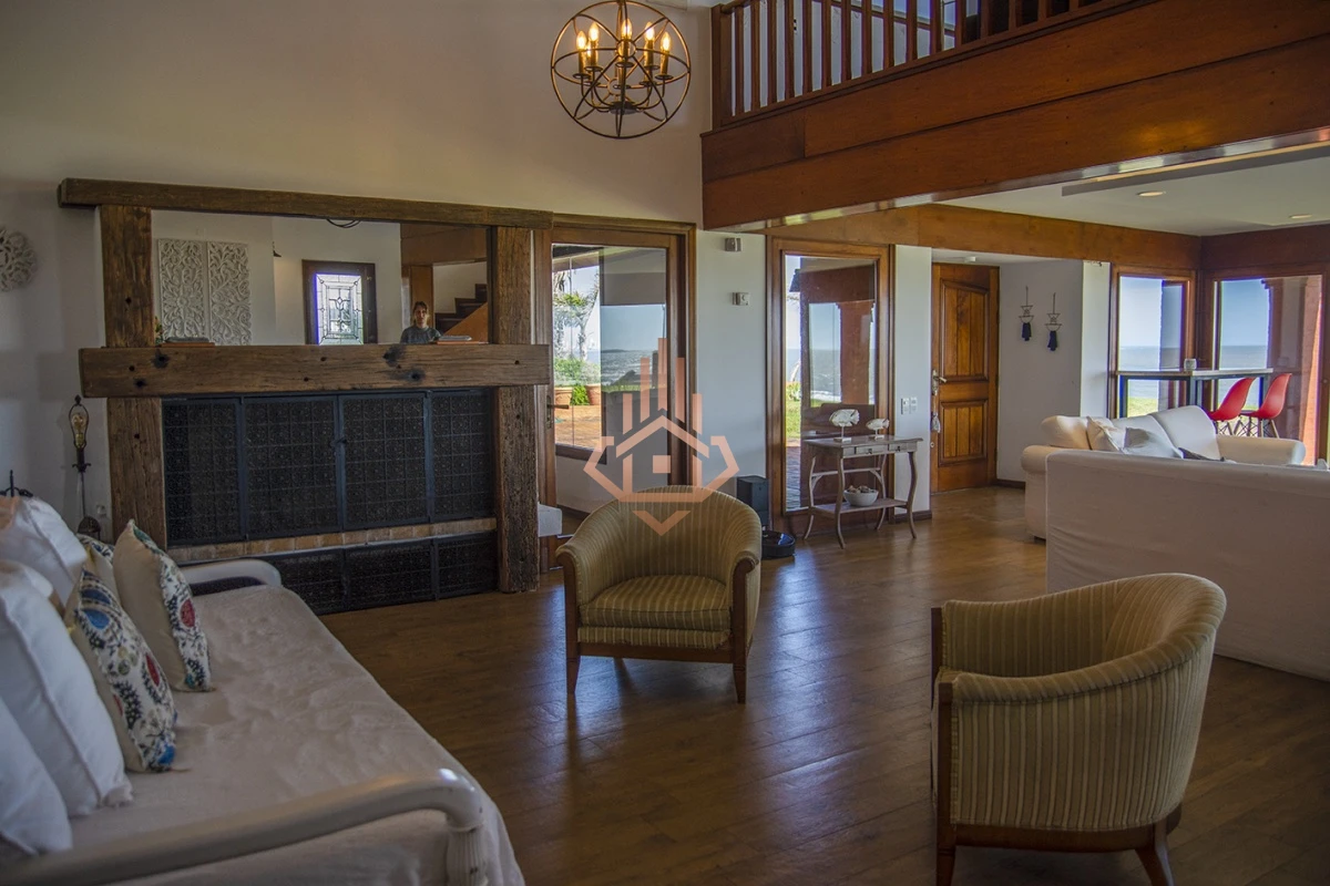 Magnífica Mansión Frente al Mar: Lujo y Vistas Inigualables.