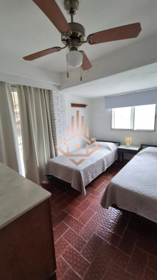 En venta casa de 5 dormitorios a metros del mar con parrillero y piscina en Punta del Este