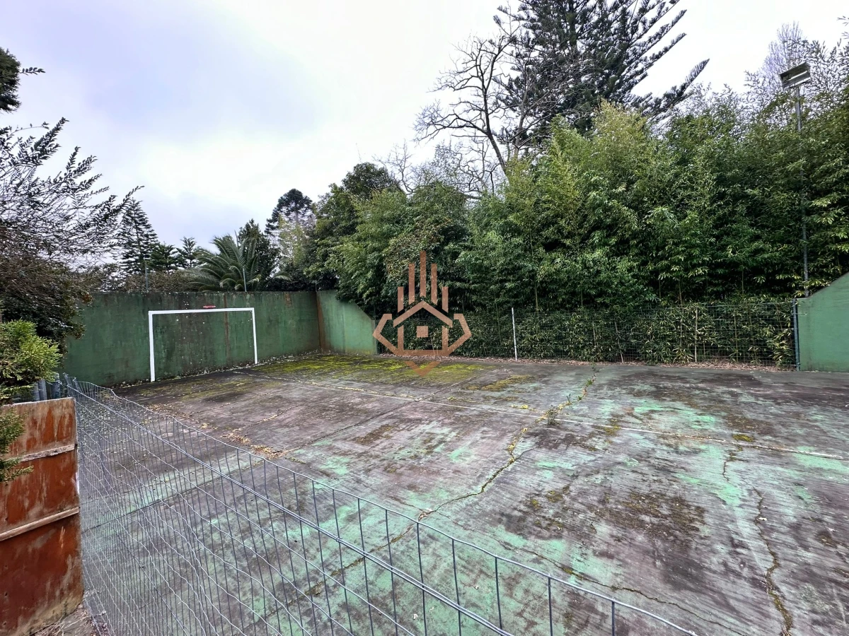 Vende casa de 4 dormitorios con piscina y gran parque en Golf, Punta del Este