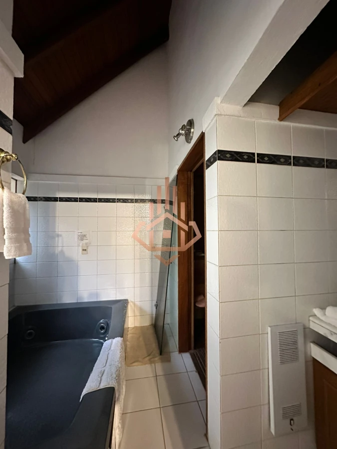 Vende casa de 4 dormitorios con piscina y gran parque en Golf, Punta del Este