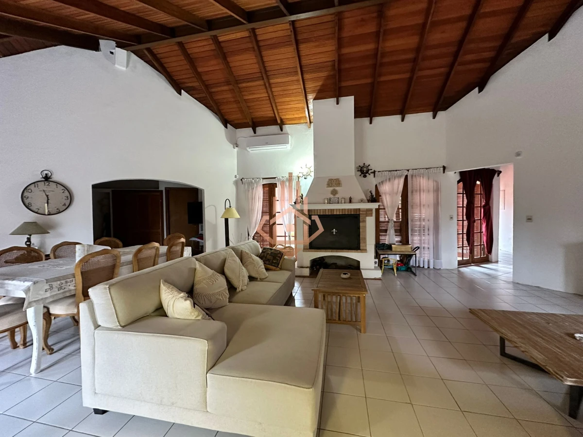 Vende casa de 4 dormitorios con piscina y gran parque en Golf, Punta del Este