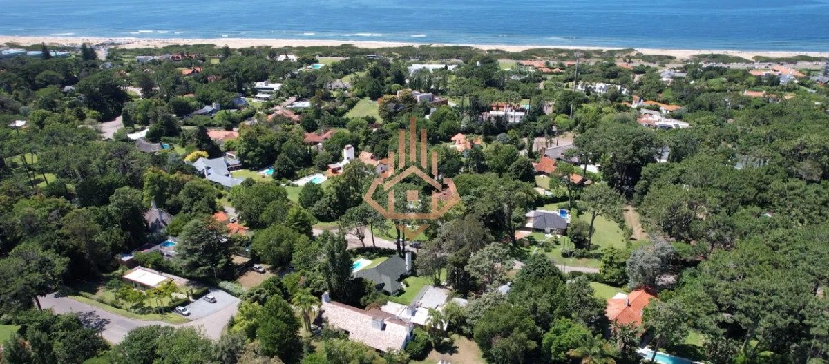 En venta casa en Barrio Golf, Punta del Este de 6 dormitorios.