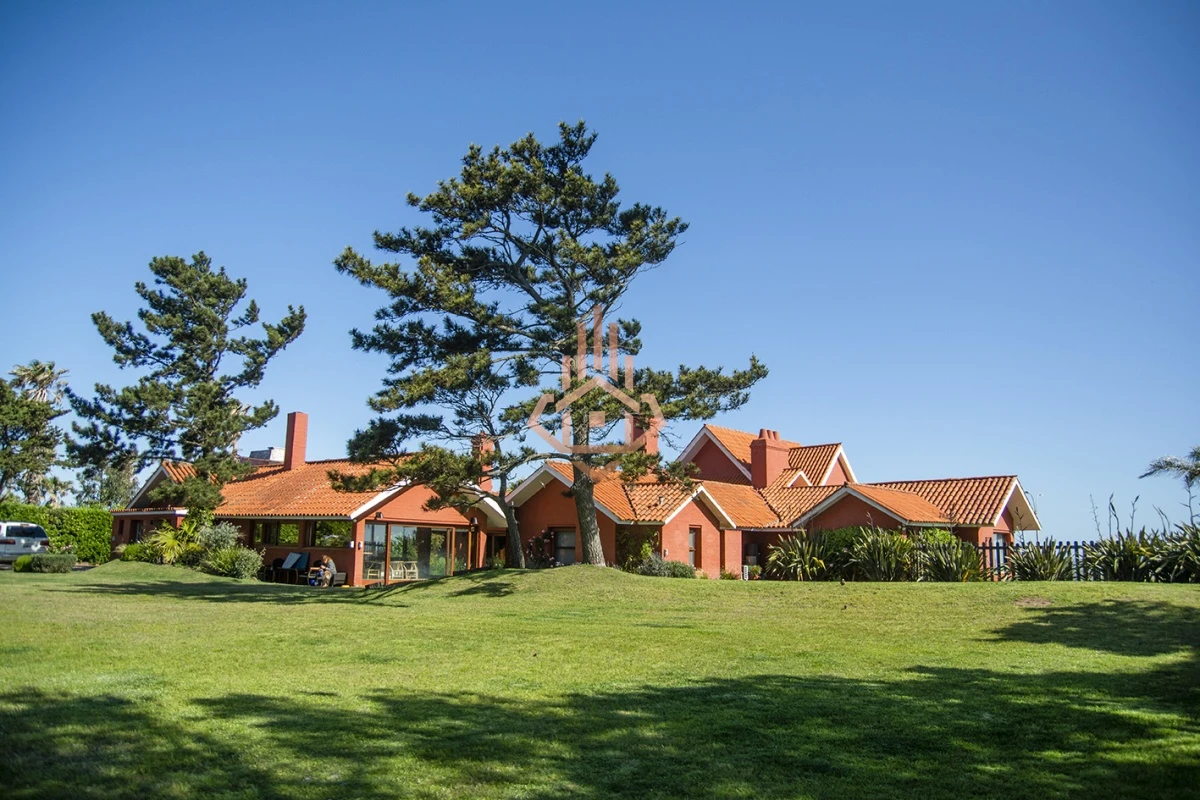 Magnífica Mansión Frente al Mar: Lujo y Vistas Inigualables.