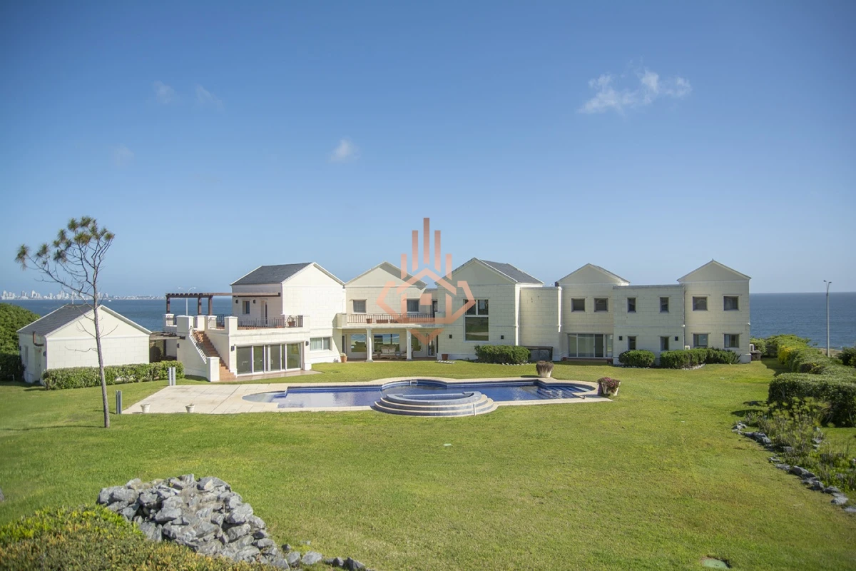 Espectacular Mansion frente al mar, Playa Mansa.