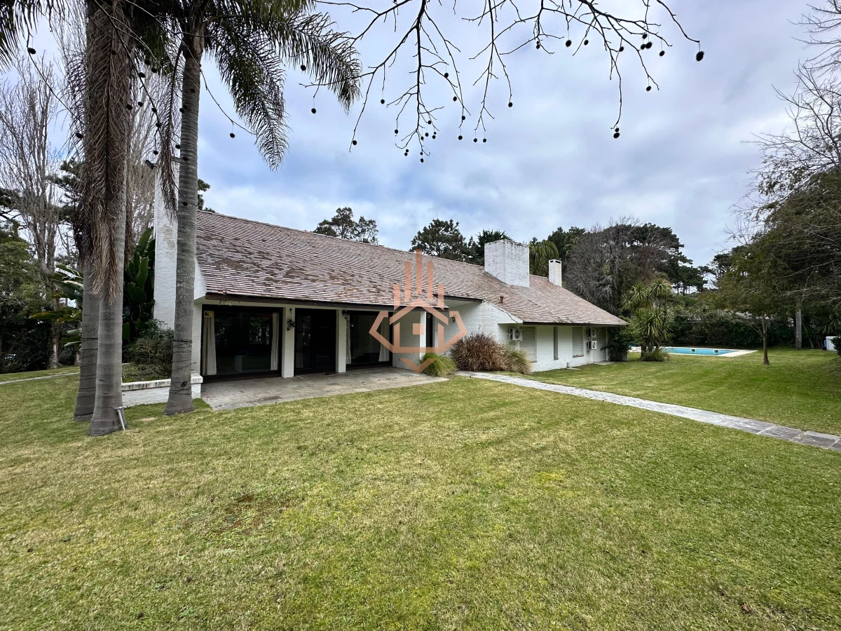 En venta casa en Barrio Golf, Punta del Este de 6 dormitorios.