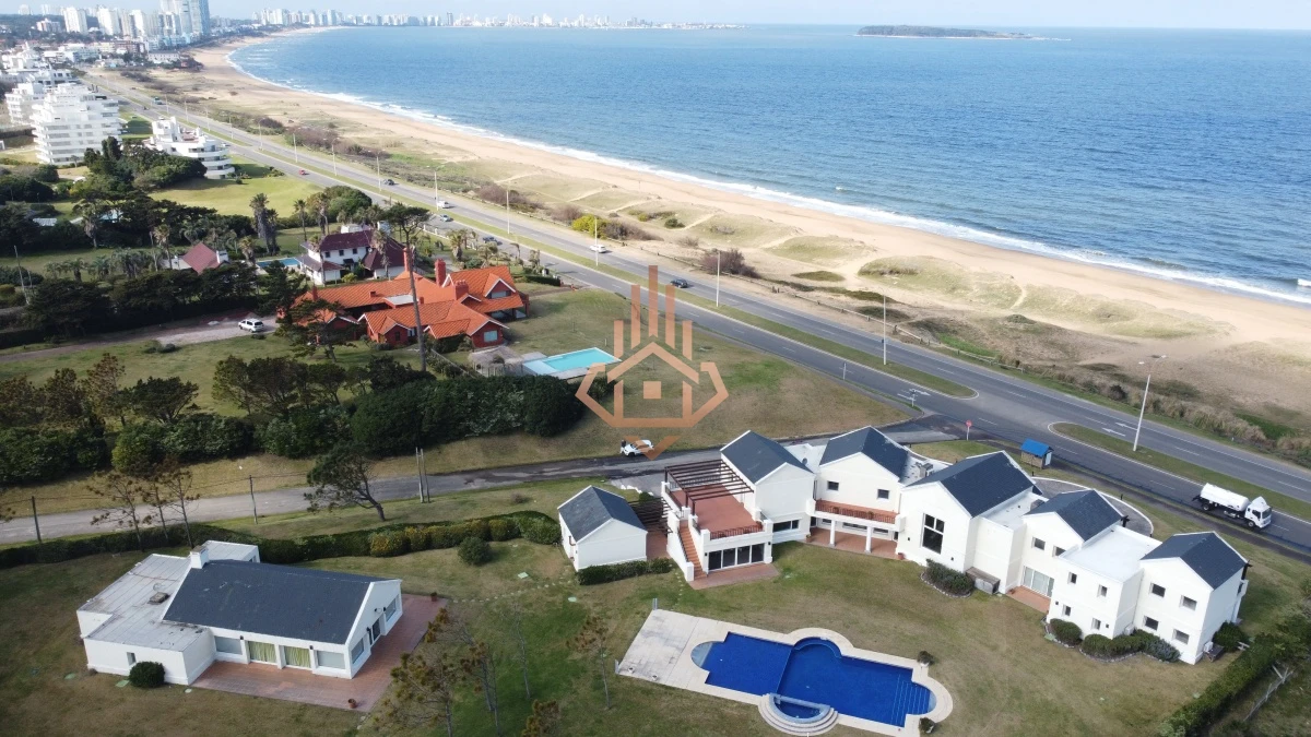 Espectacular Mansion frente al mar, Playa Mansa.