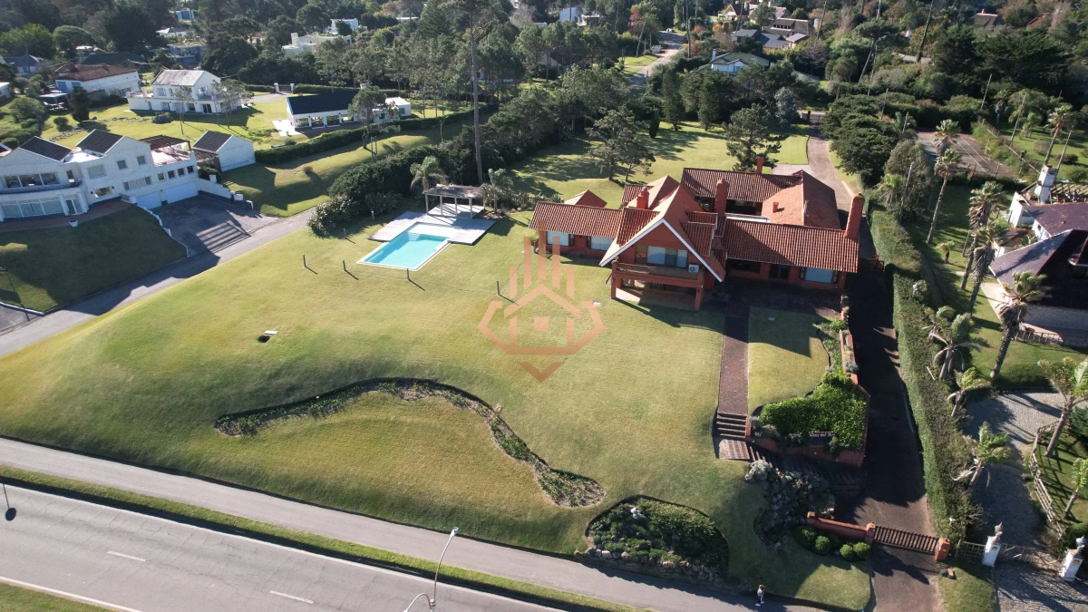 Magnífica Mansión Frente al Mar: Lujo y Vistas Inigualables.