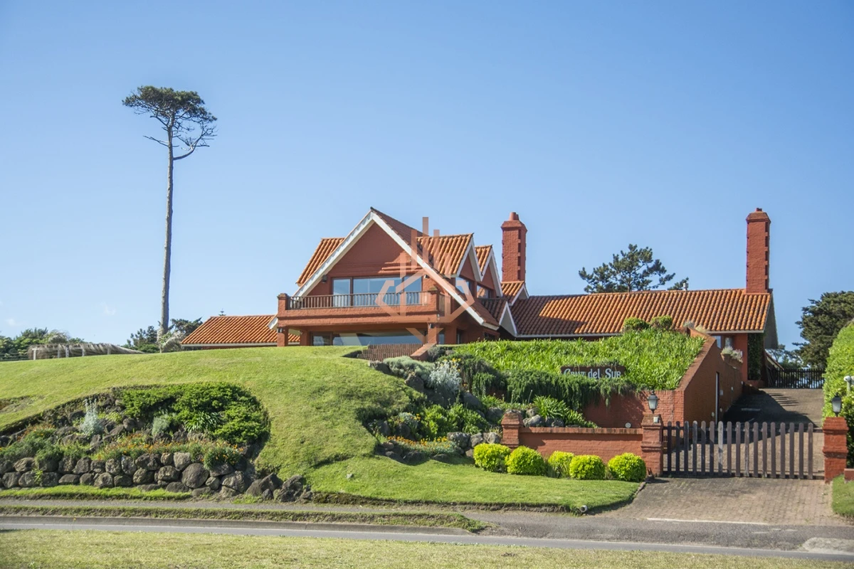Magnífica Mansión Frente al Mar: Lujo y Vistas Inigualables.
