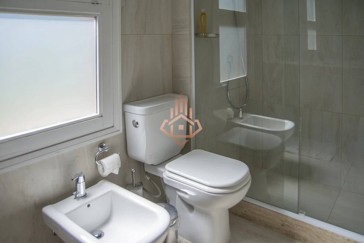 Magnífica Mansión Frente al Mar: Lujo y Vistas Inigualables.