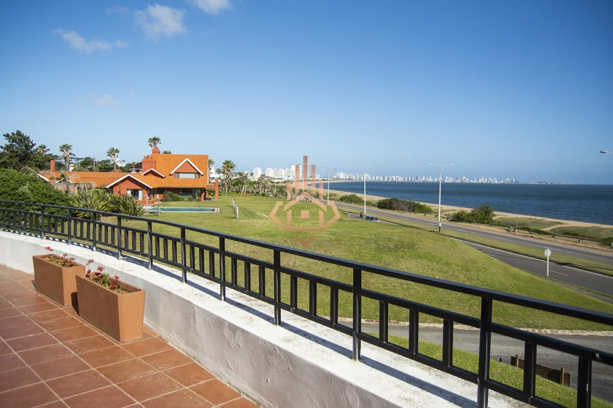 Espectacular Mansion frente al mar, Playa Mansa.