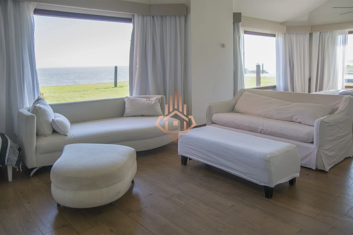 Magnífica Mansión Frente al Mar: Lujo y Vistas Inigualables.