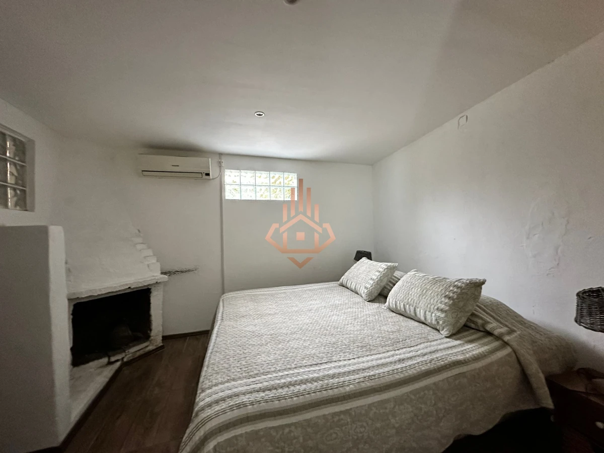 Vende casa de 4 dormitorios con piscina y gran parque en Golf, Punta del Este