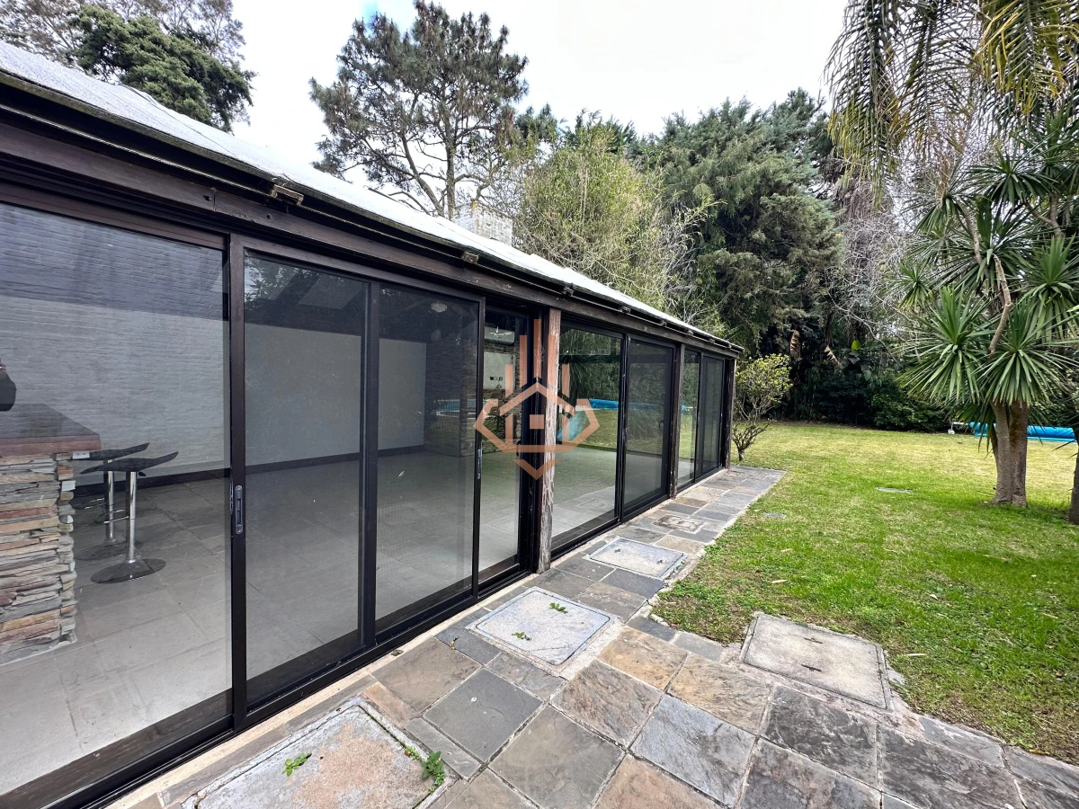 En venta casa en Barrio Golf, Punta del Este de 6 dormitorios.