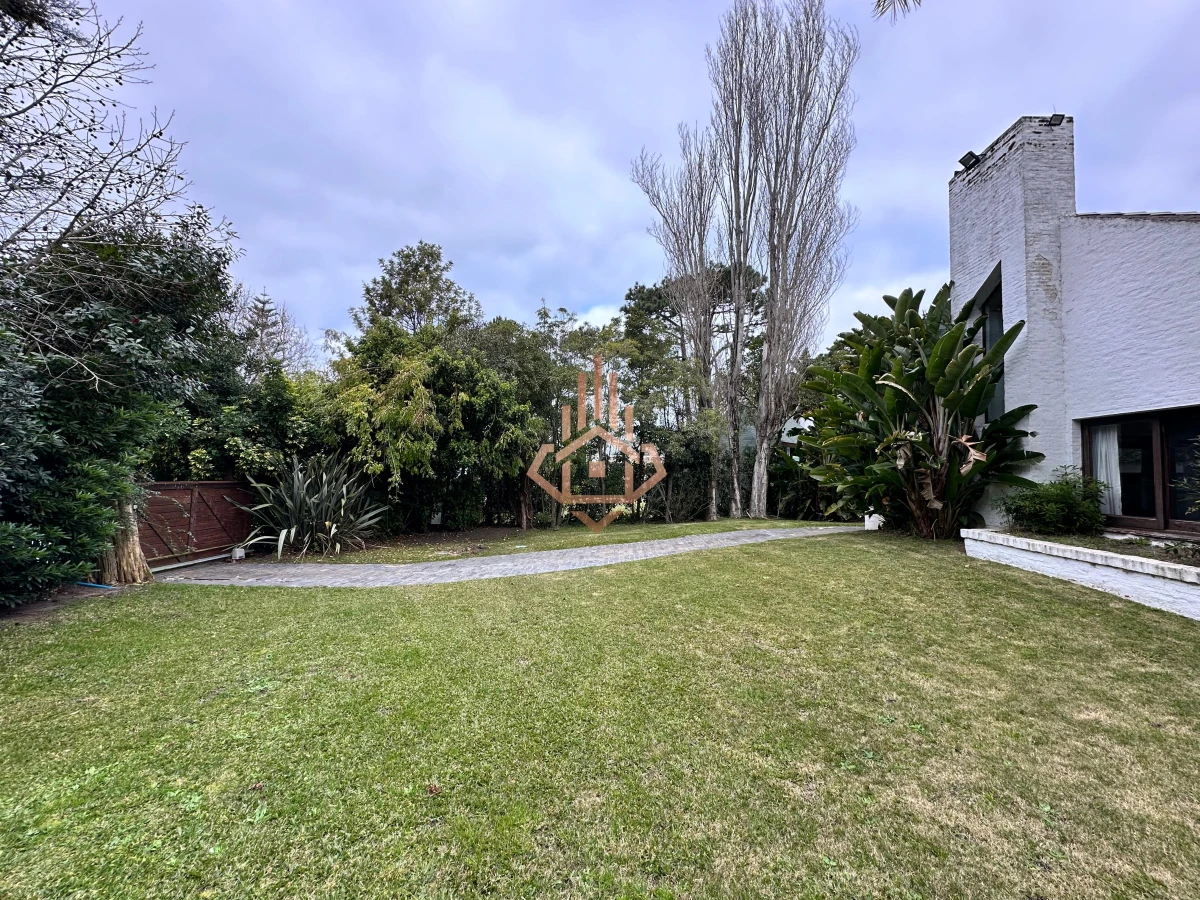 En venta casa en Barrio Golf, Punta del Este de 6 dormitorios.