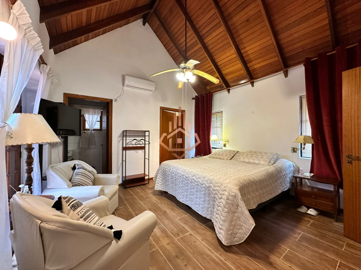 Vende casa de 4 dormitorios con piscina y gran parque en Golf, Punta del Este