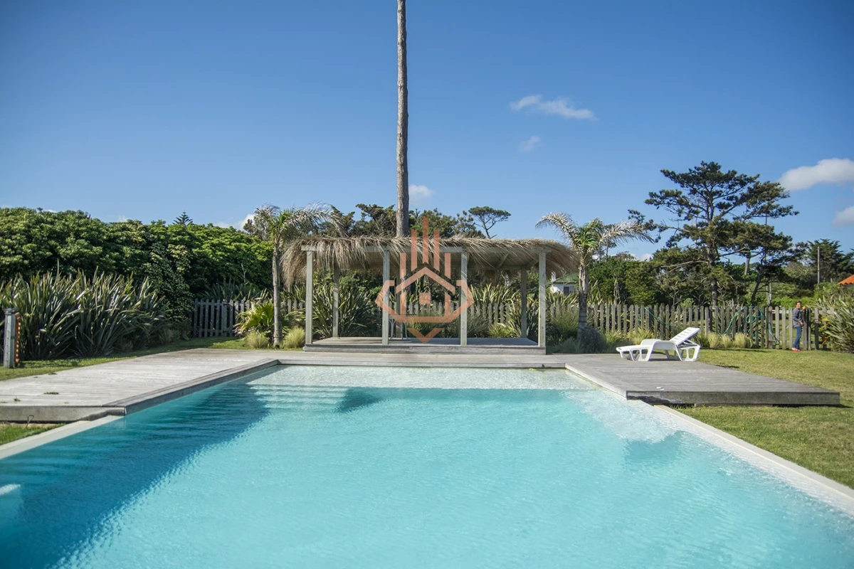 Magnífica Mansión Frente al Mar: Lujo y Vistas Inigualables.