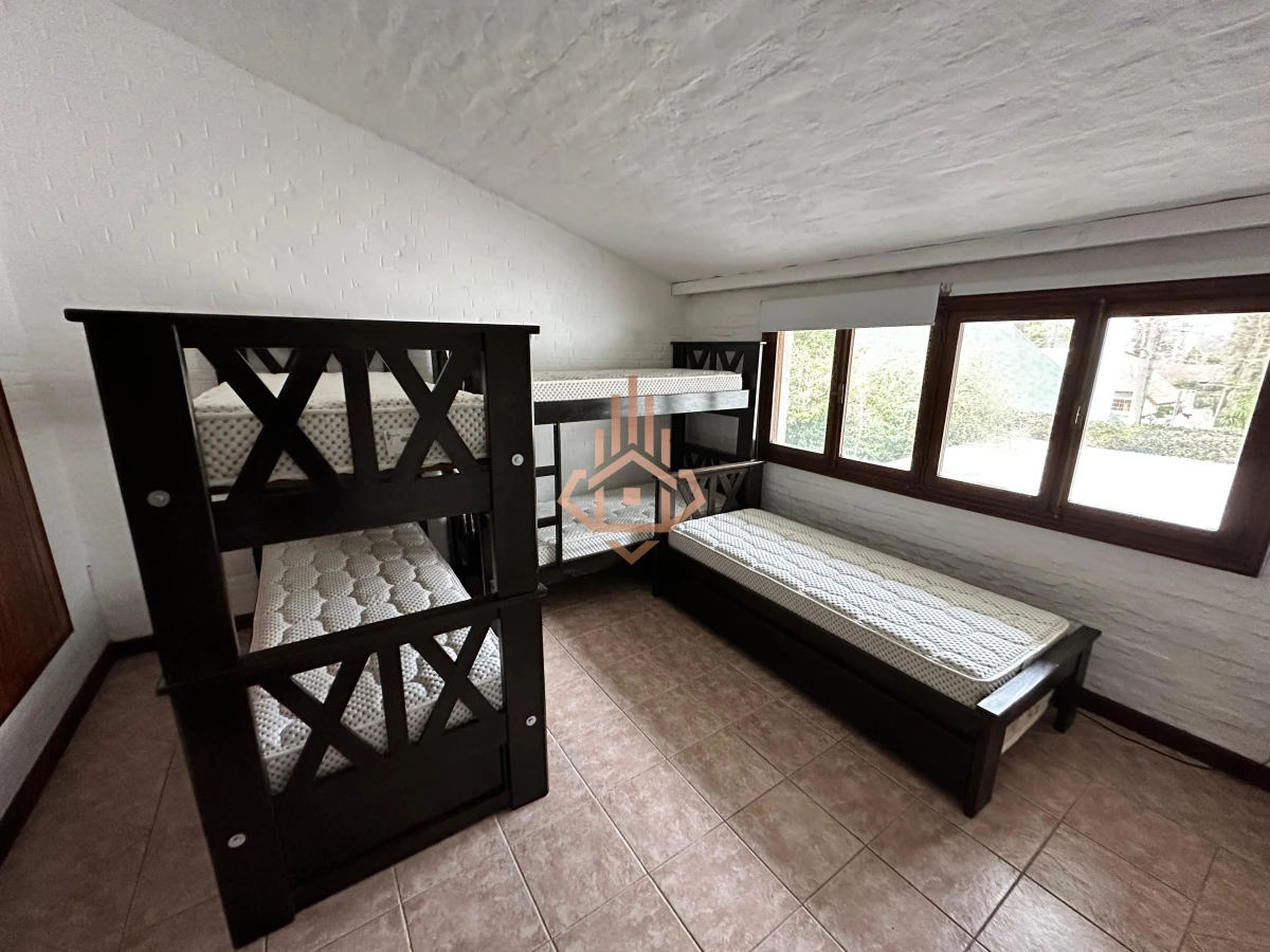 En venta casa en Barrio Golf, Punta del Este de 6 dormitorios.