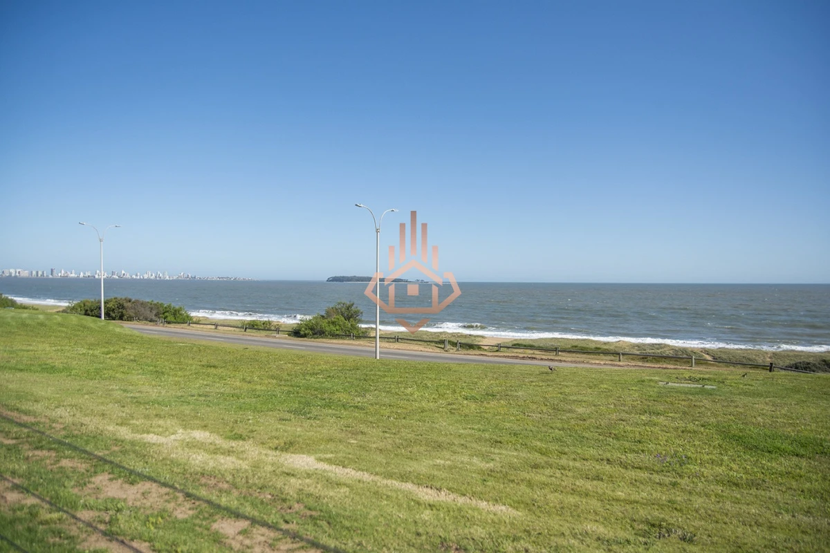 Magnífica Mansión Frente al Mar: Lujo y Vistas Inigualables.