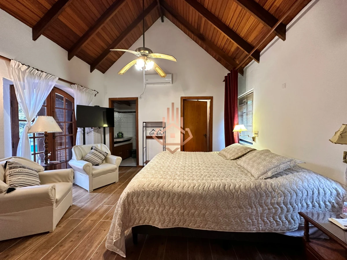 Vende casa de 4 dormitorios con piscina y gran parque en Golf, Punta del Este