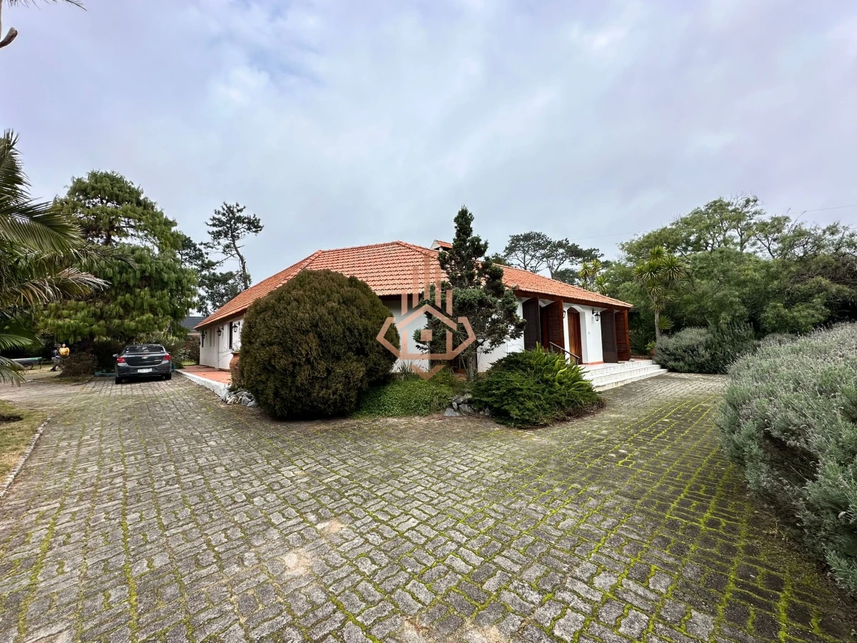 Vende casa de 4 dormitorios con piscina y gran parque en Golf, Punta del Este