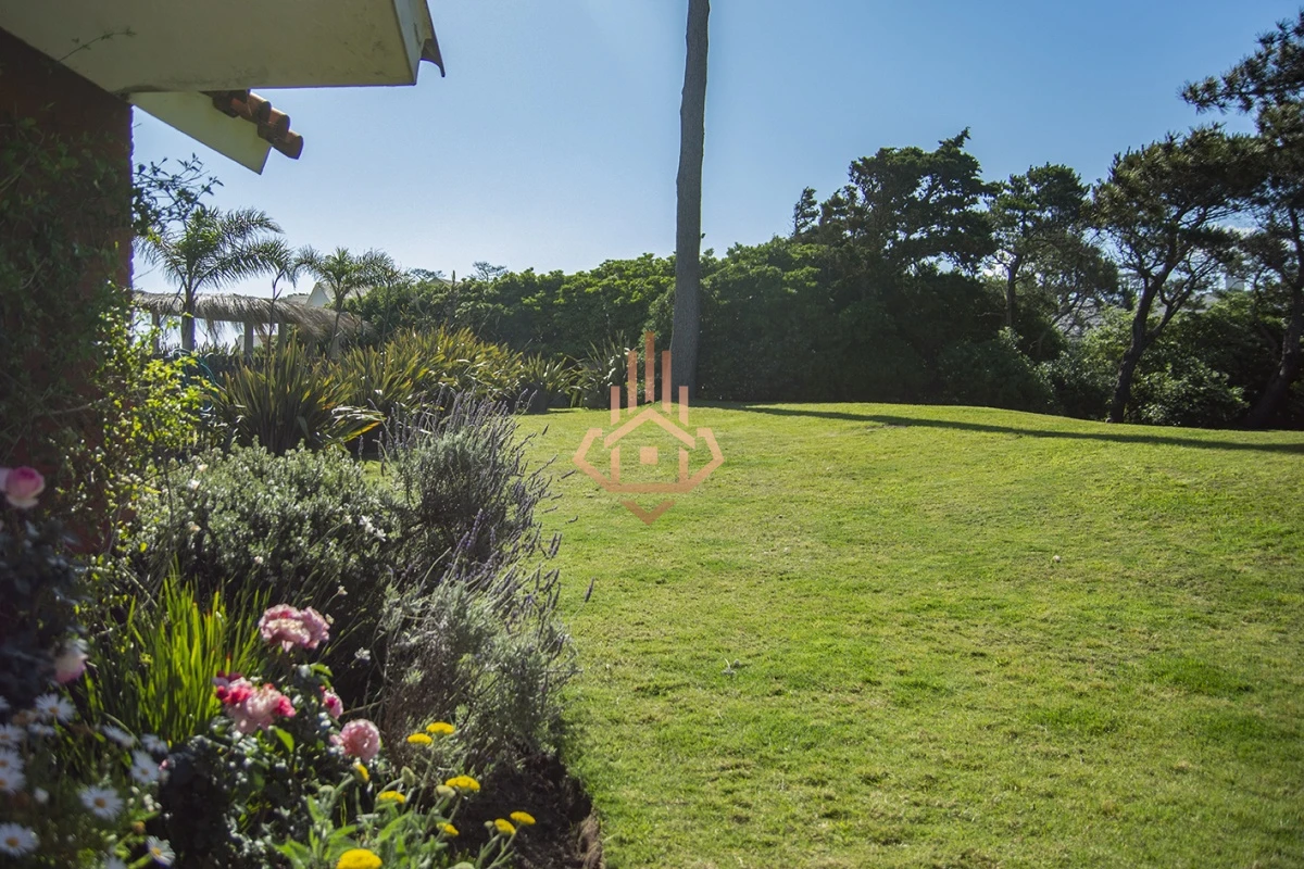 Magnífica Mansión Frente al Mar: Lujo y Vistas Inigualables.