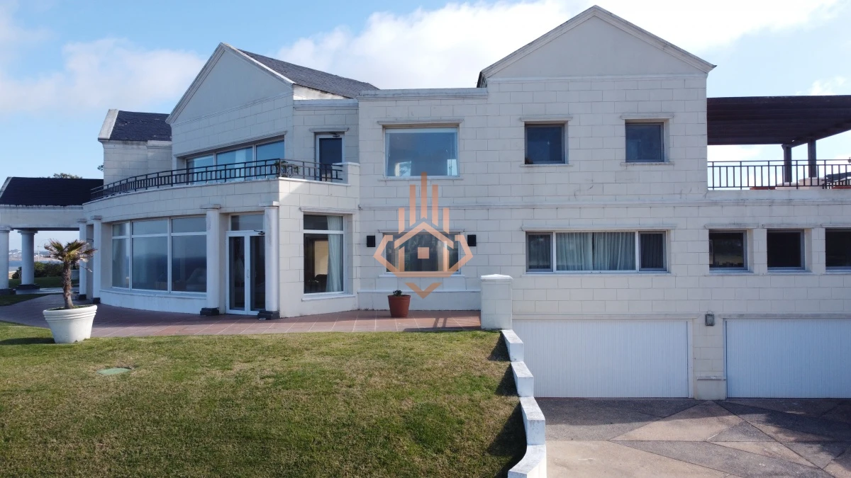 Espectacular Mansion frente al mar, Playa Mansa.