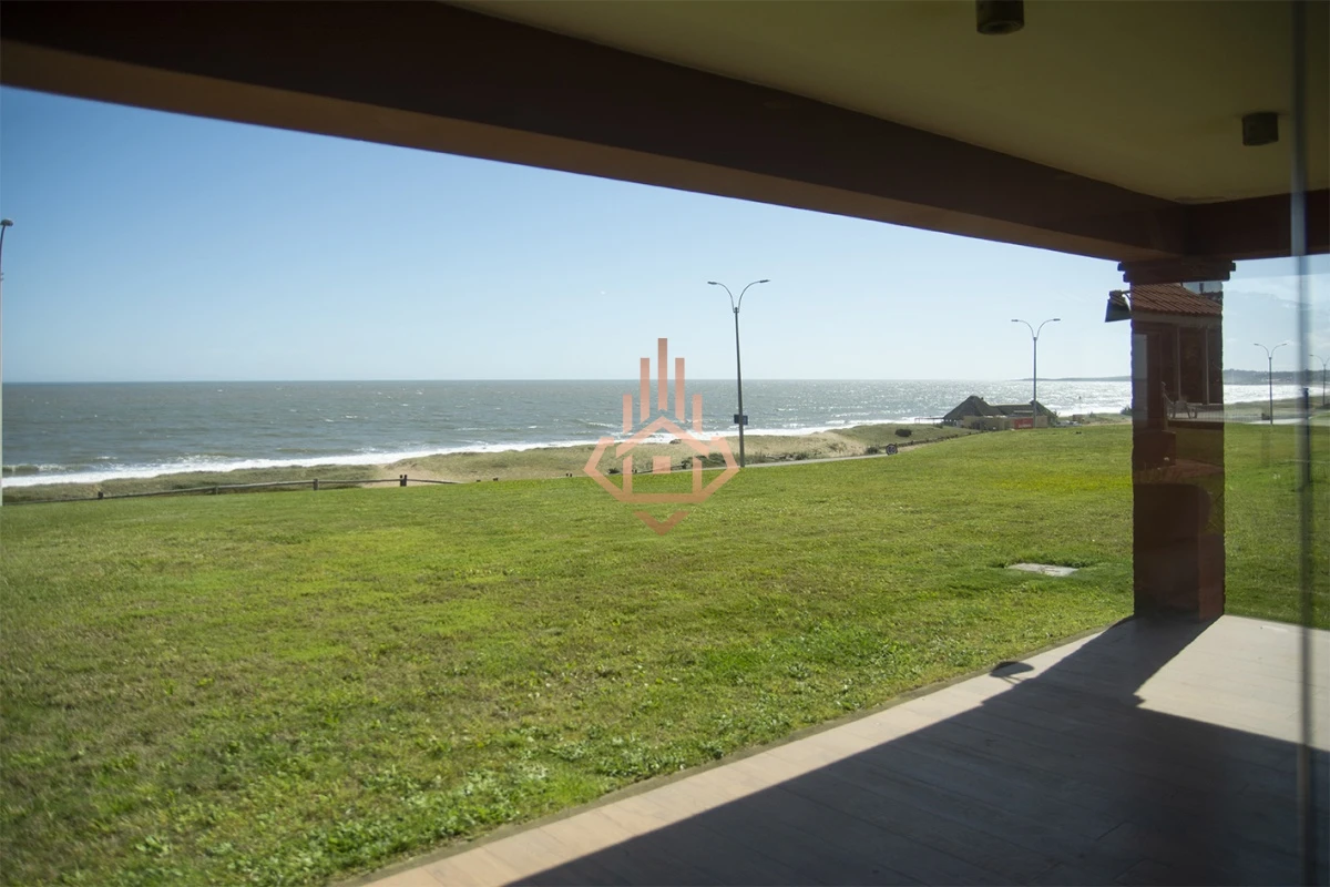 Magnífica Mansión Frente al Mar: Lujo y Vistas Inigualables.