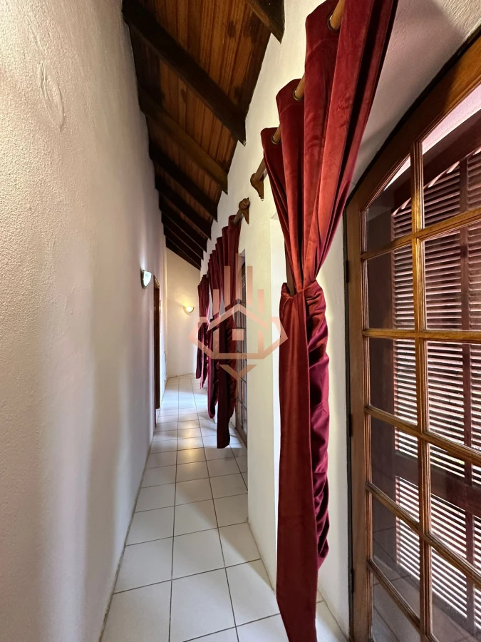 Vende casa de 4 dormitorios con piscina y gran parque en Golf, Punta del Este