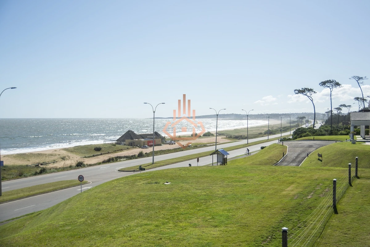 Magnífica Mansión Frente al Mar: Lujo y Vistas Inigualables.