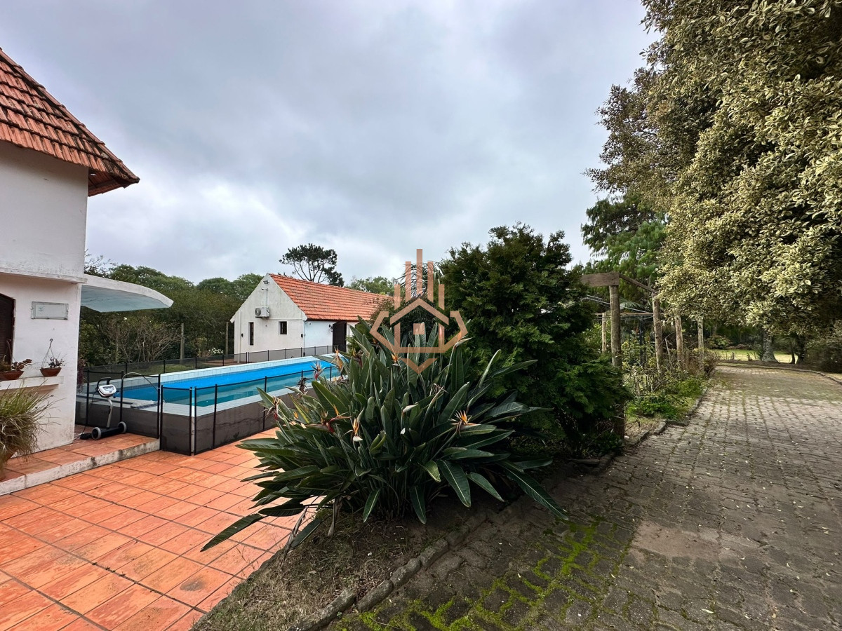 Vende casa de 4 dormitorios con piscina y gran parque en Golf, Punta del Este