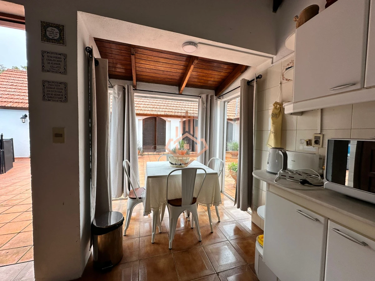 Vende casa de 4 dormitorios con piscina y gran parque en Golf, Punta del Este