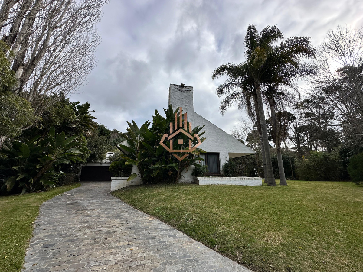 En venta casa en Barrio Golf, Punta del Este de 6 dormitorios. - LUX21098913C