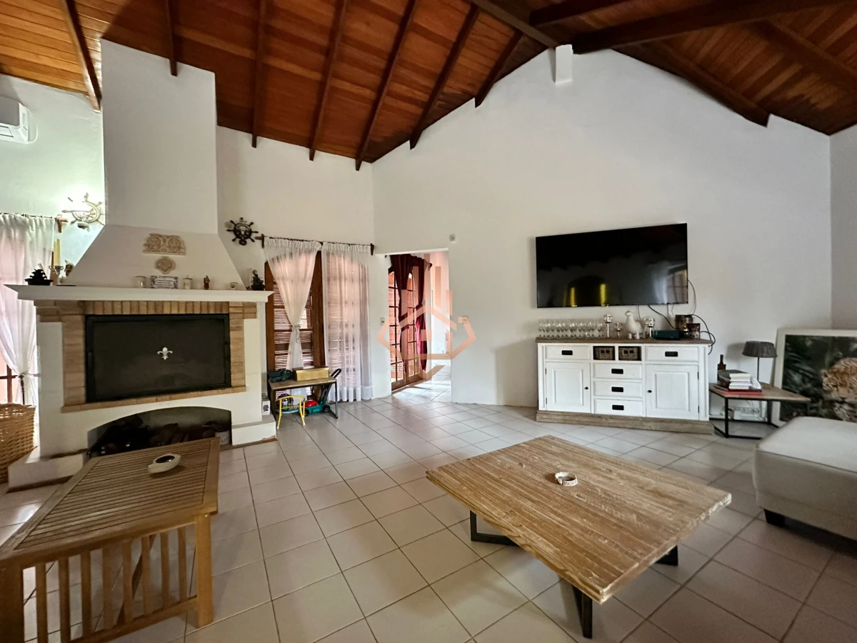 Vende casa de 4 dormitorios con piscina y gran parque en Golf, Punta del Este