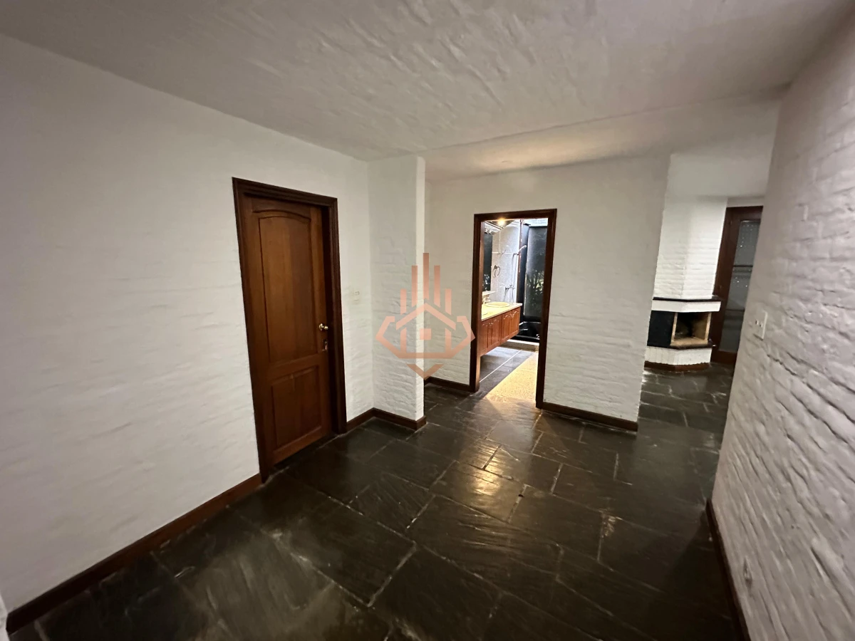 En venta casa en Barrio Golf, Punta del Este de 6 dormitorios.