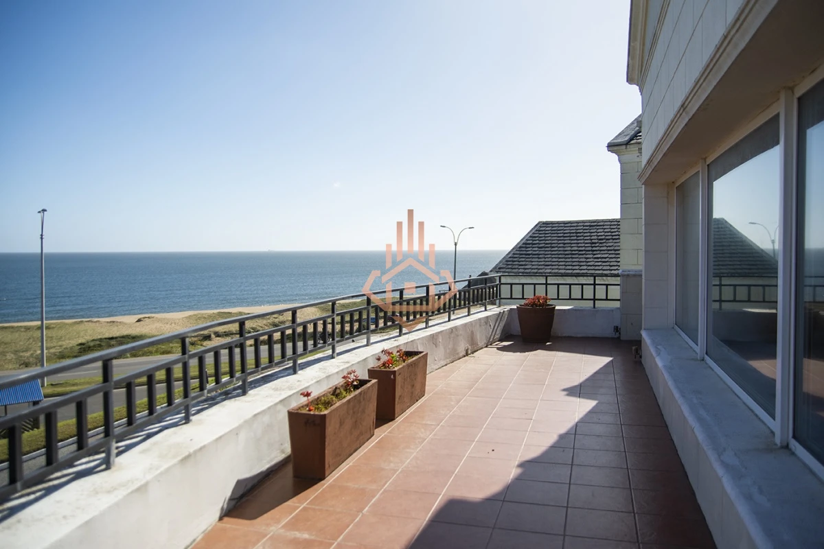 Espectacular Mansion frente al mar, Playa Mansa.