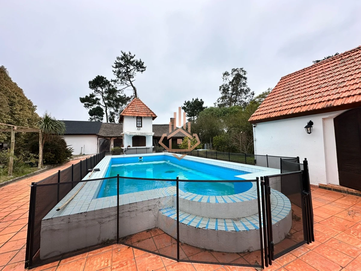 Vende casa de 4 dormitorios con piscina y gran parque en Golf, Punta del Este
