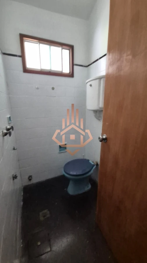 En venta casa de 5 dormitorios a metros del mar con parrillero y piscina en Punta del Este