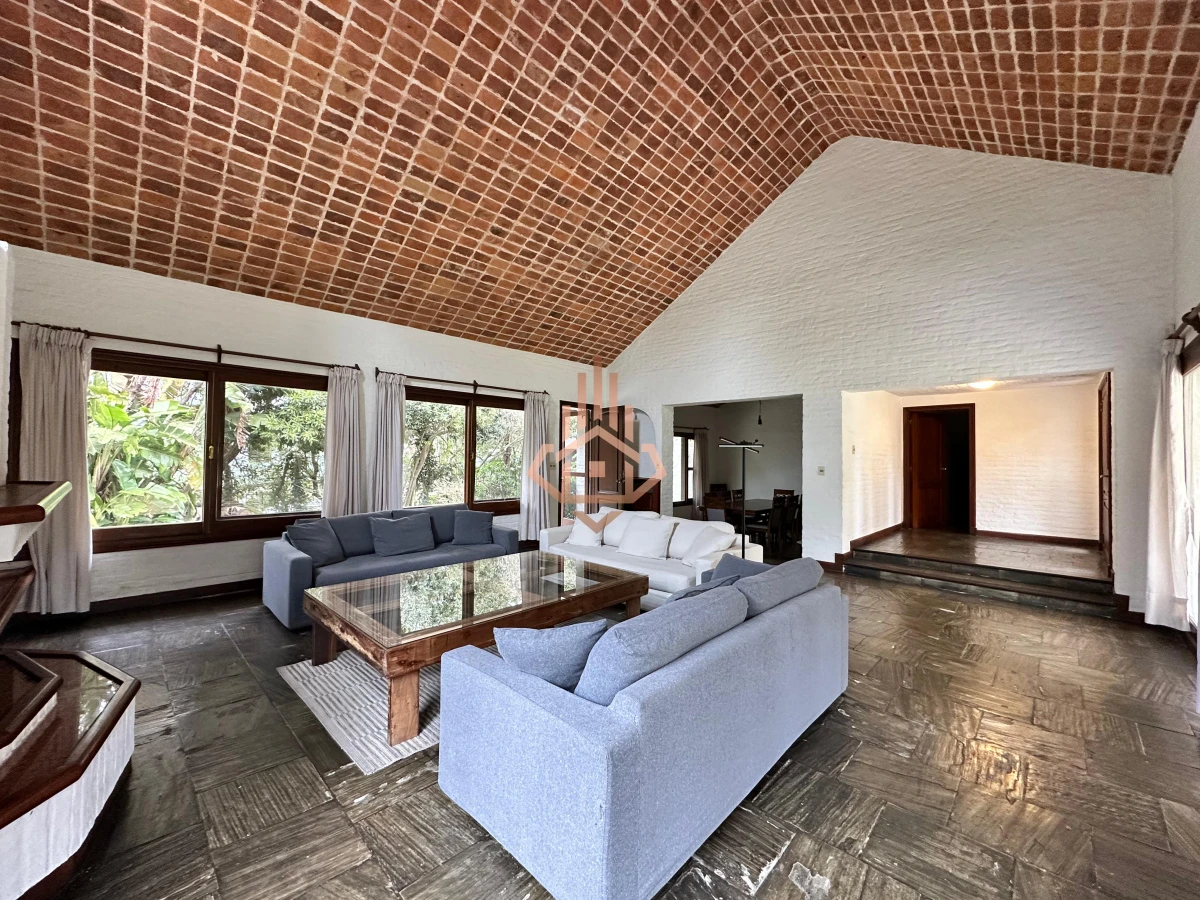 En venta casa en Barrio Golf, Punta del Este de 6 dormitorios.