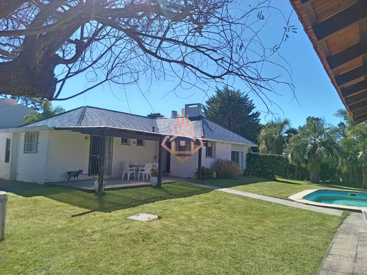 En venta casa de 5 dormitorios a metros del mar con parrillero y piscina en Punta del Este