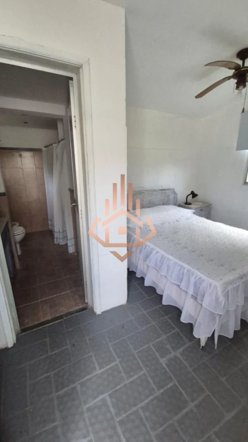 En venta casa de 5 dormitorios a metros del mar con parrillero y piscina en Punta del Este